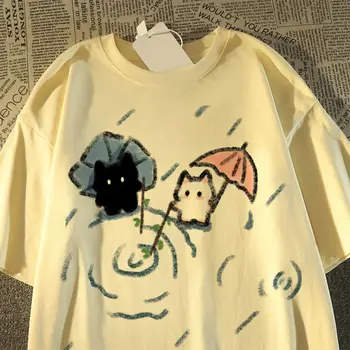 Kurzärmliges T-Shirt mit einem niedlichen schwarz-weißen japanischen Katzenmuster. Ein kurzärmeliges