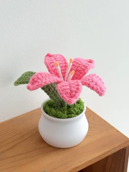 Handgestrickte Blumen mit Lilie im Topf, zarter, gehäkelter, gewebter Blumentopf, Muttertagsgeschenk