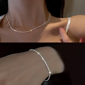 Set aus glänzend versilberten Schlüsselbeinketten, Halsketten, Armbändern und Schmuck, minimalistischen