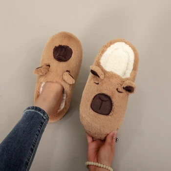 Ein Paar braune Plüsch-Kapibara-Tiermuster-Hausschuhe, bequeme, flauschige Pantoffeln für Damen und Herren