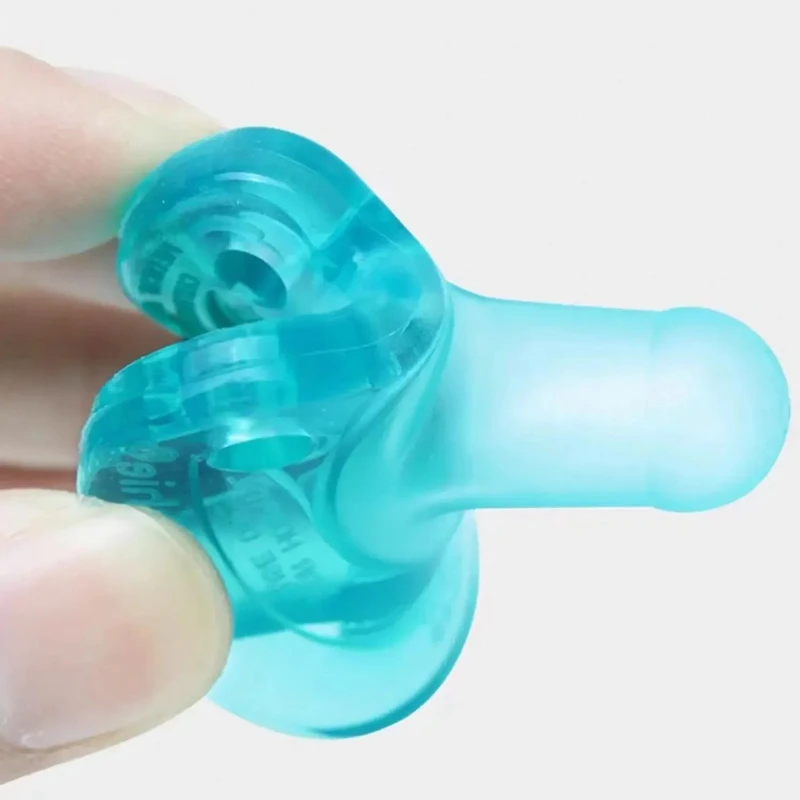 Neugeborenes Baby wird mit einem Schnuller, der der – Bild 5