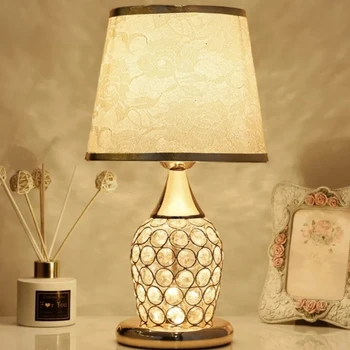 Kristall-Tischlampe im europäischen Stil, einfache moderne Schlafzimmer-warme romantische Mode, kreative