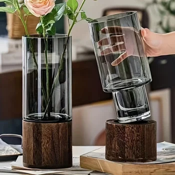 Elegante Glasvase mit Holzsockel für Hydrokulturpflanzen, moderne Tischdekoration mit Blumenarrangement