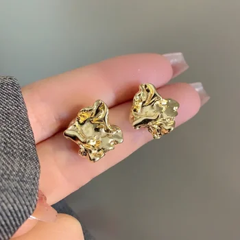 Charme Unregelmäßigkeit Falten und Falten Metall Block Stud Ohrringe für Frauen Persönlichkeit Mode Korea