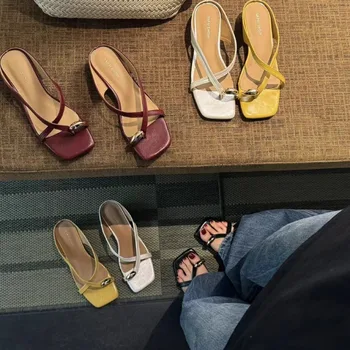 Sommer-Slipper für Damen, modische Schuhe mit Metall-Clip-Zehenriemen, elegante Partyschuhe mit niedrigem