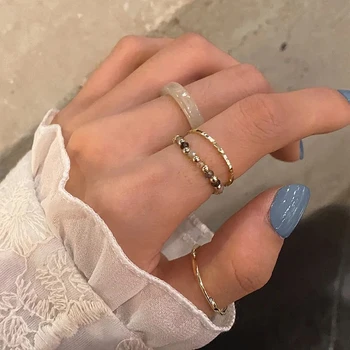 Chic Harz Geometrische Metall Unregelmäßige Linien Perlen Ringe für Frauen Acryl Perle Ring Set (4 Stück)