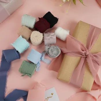1 Rolle 5 m * 4 cm ausgefranstes Satin handgemachtes Chiffon-Seidenband für Hochzeitseinladung, Blumensträuße