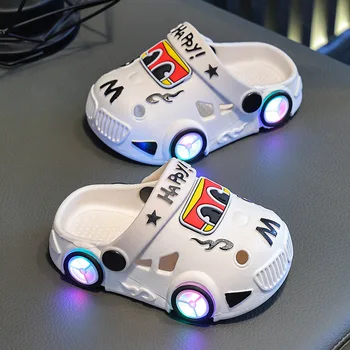 Kinder-Hausschuhe 2026 Sommer Neu: Jungen-Slipper in Autoform mit Leuchtrad, Rutschfest, Weiche Sohle